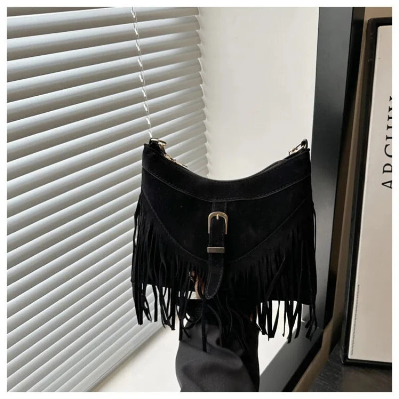 Mala Transversal Suede Fringe - Detalhe de Franjas Boho com Acabamento Vintage