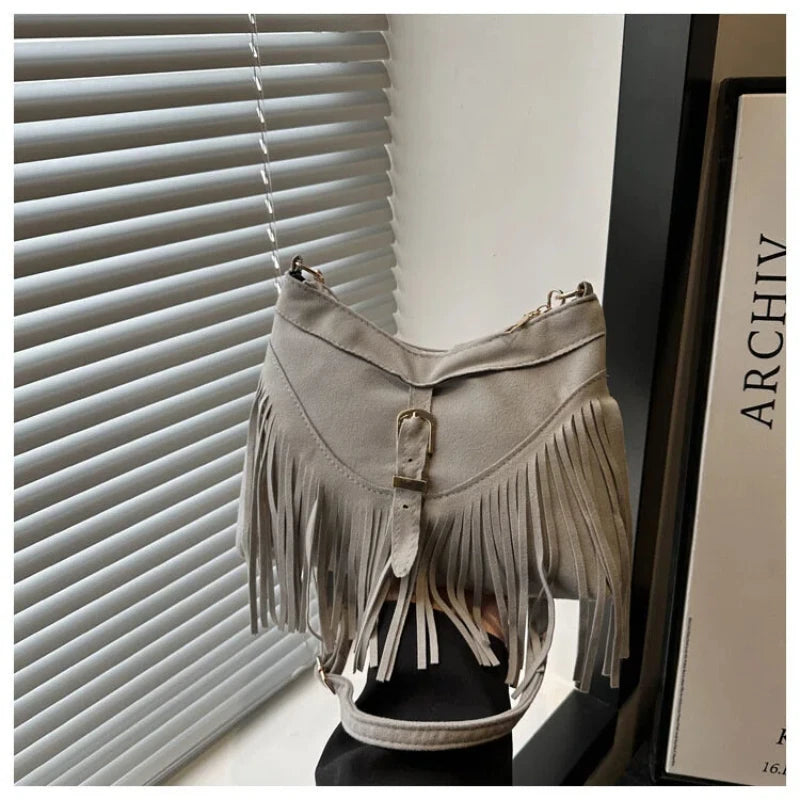 Mala Transversal Suede Fringe - Detalhe de Franjas Boho com Acabamento Vintage