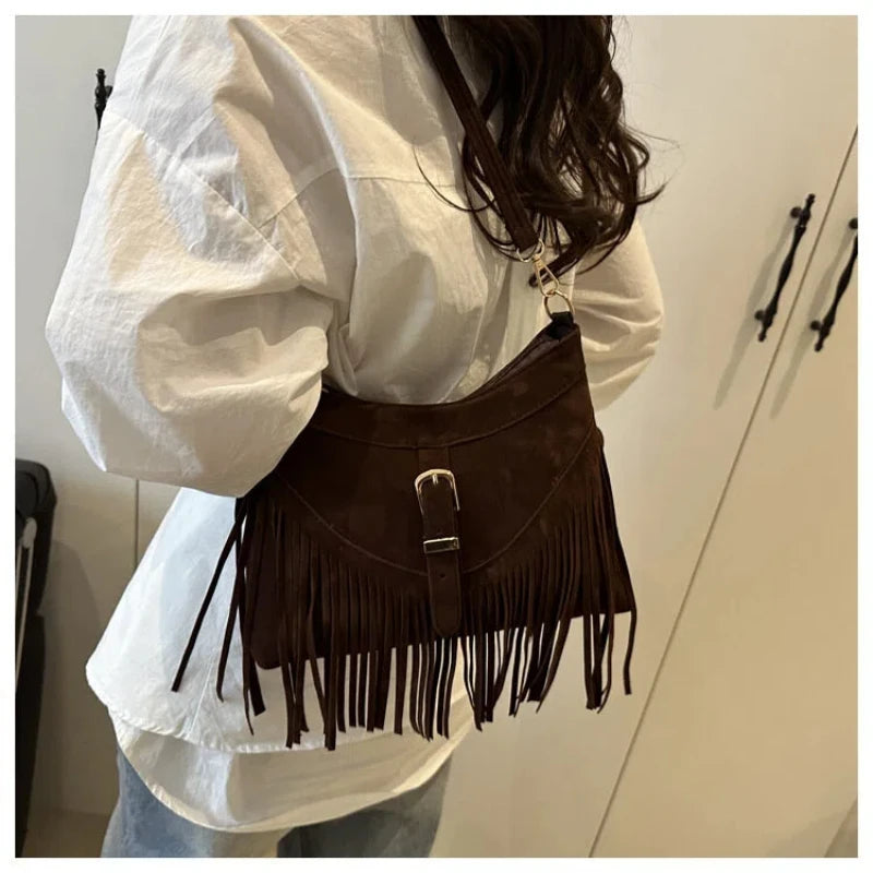 Mala Transversal Suede Fringe - Detalhe de Franjas Boho com Acabamento Vintage