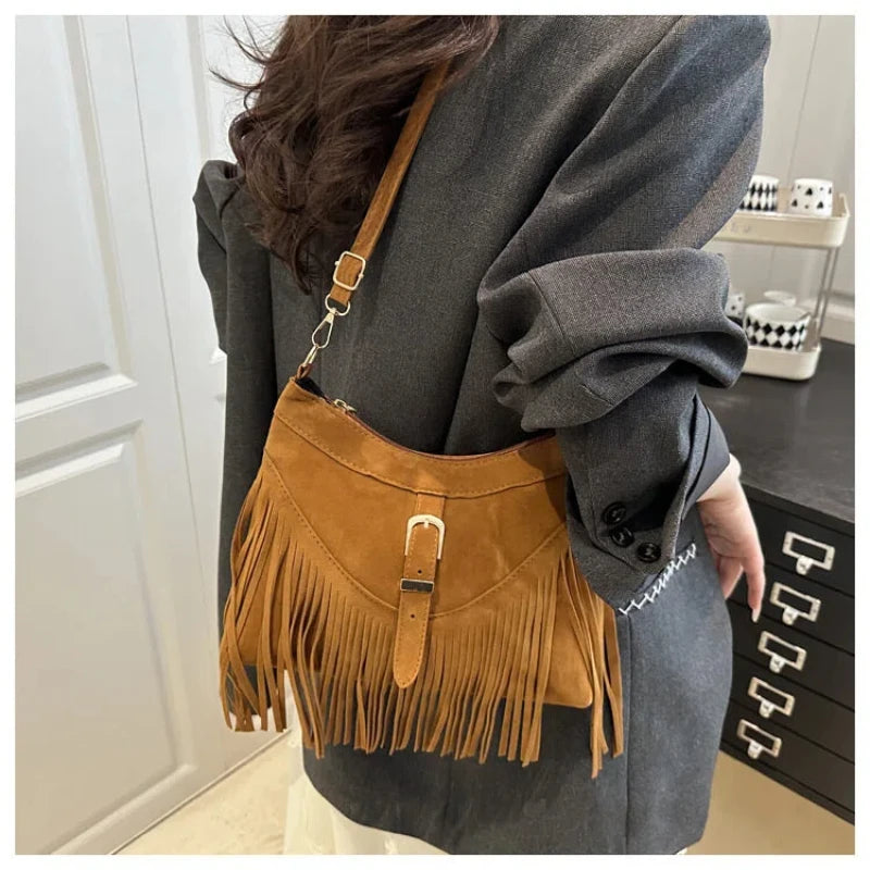 Mala Transversal Suede Fringe - Detalhe de Franjas Boho com Acabamento Vintage