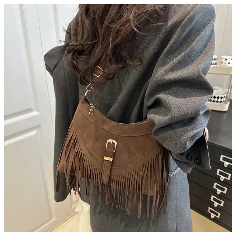 Mala Transversal Suede Fringe - Detalhe de Franjas Boho com Acabamento Vintage