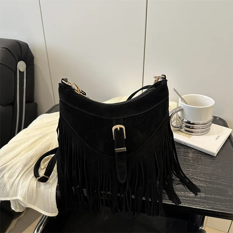 Mala Transversal Suede Fringe - Detalhe de Franjas Boho com Acabamento Vintage