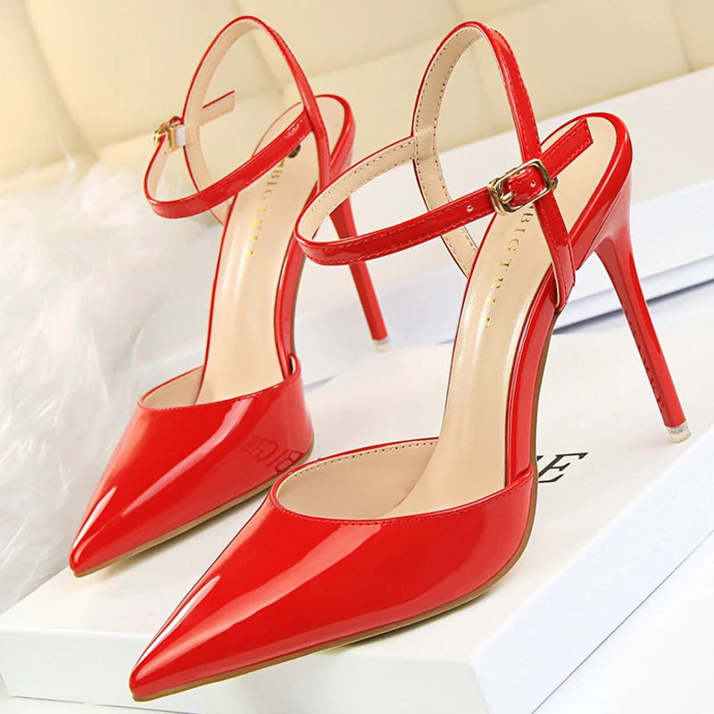 Sandália Stiletto Gala - Tiras Finas em Verniz com Salto Agulha de Grife