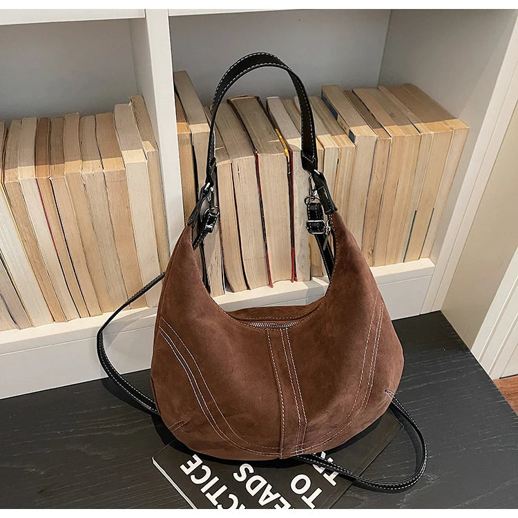 Mala Hobo Suede Stitch - Design de Costuras Retrô em Camurça Soft Versátil