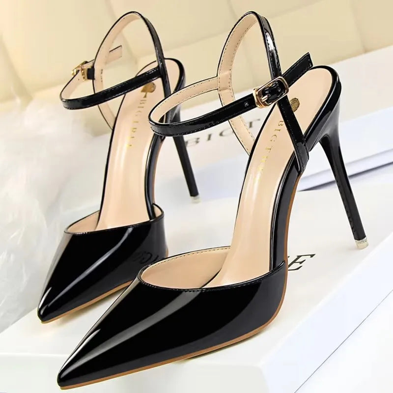 Sandália Stiletto Gala - Tiras Finas em Verniz com Salto Agulha de Grife