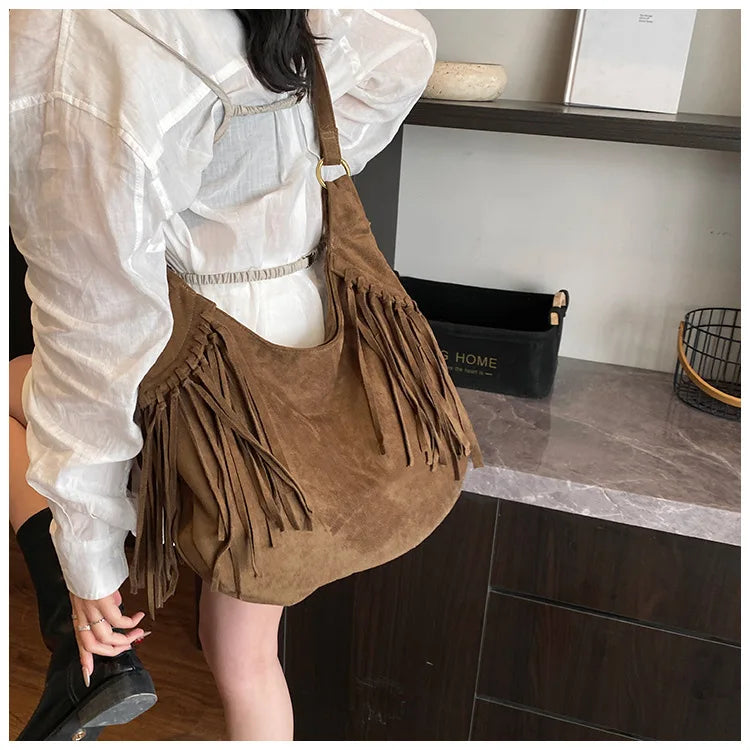 Mala Hobo Suede Tassels - Estilo Boho Chique com Detalhe de Franja em Camurça Soft