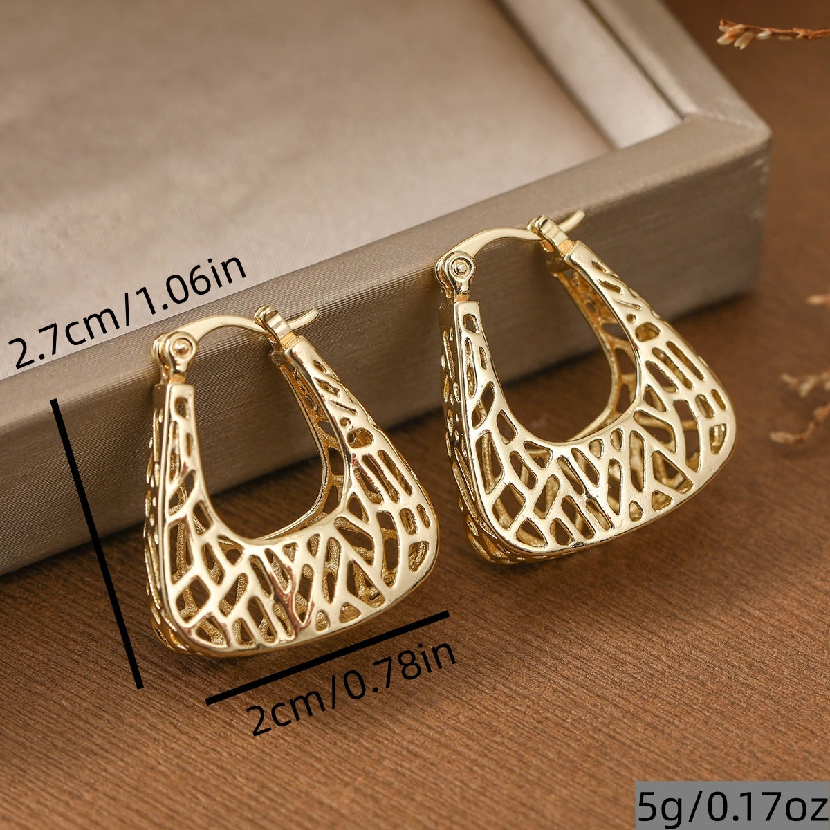 Brincos de Argola Triangular Vintage - Design Geométrico com Textura Retro