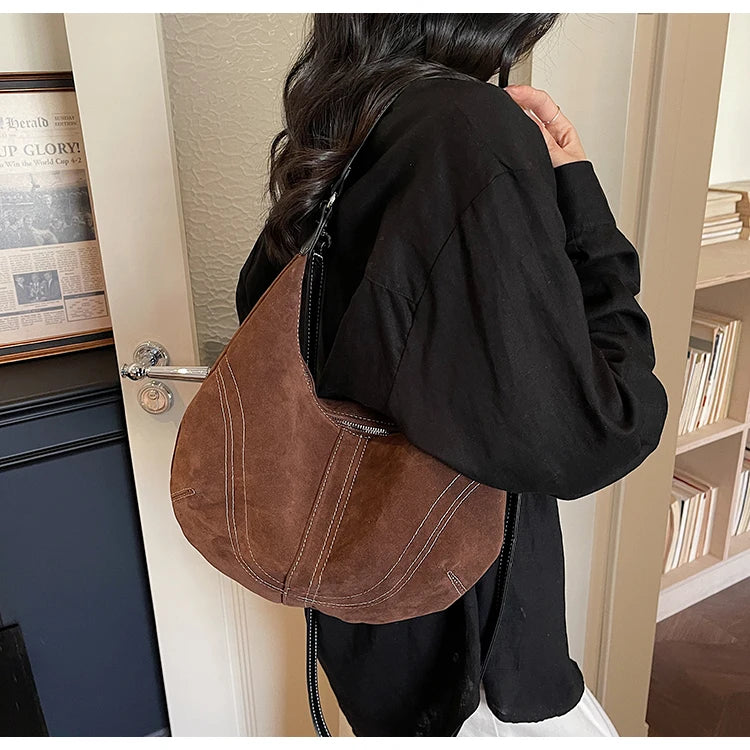 Mala Hobo Suede Stitch - Design de Costuras Retrô em Camurça Soft Versátil