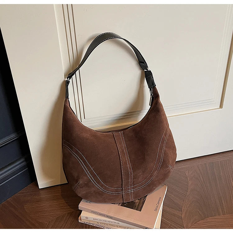Mala Hobo Suede Stitch - Design de Costuras Retrô em Camurça Soft Versátil