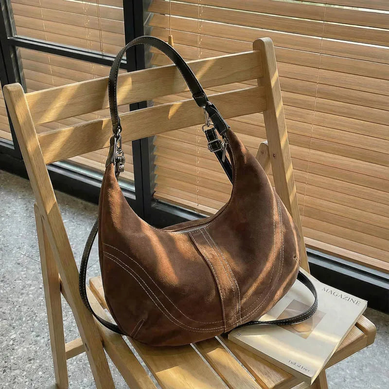 Mala Hobo Suede Stitch - Design de Costuras Retrô em Camurça Soft Versátil