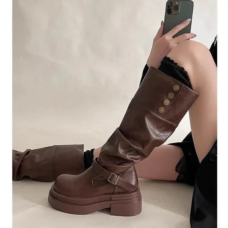 Bota Cano Alto Biker Deluxe - Design Tratorado com Fivelas de Grife