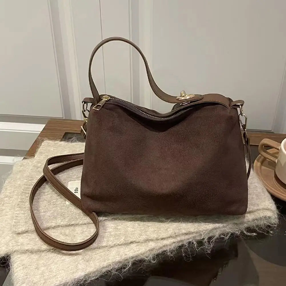 Mala Underarm Suede Classique - Silhueta de Axila Minimalista com Acabamento Fosco