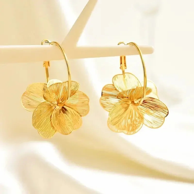 Brincos de Argola Vintage Blossom - Design Duplo com Flores Vazadas