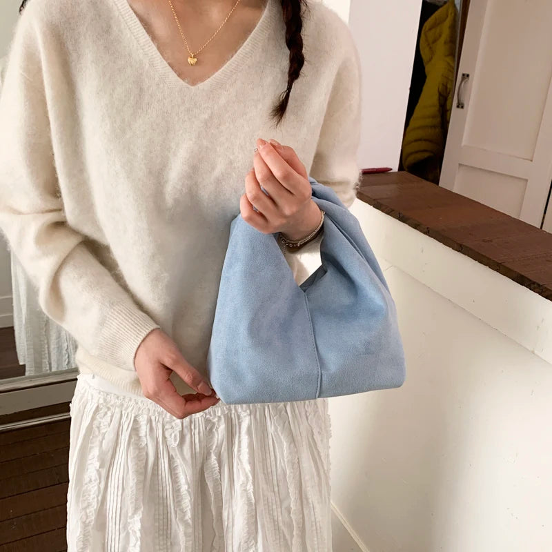 Mala Underarm Suede Petit - Silhueta Slouchy Compacta em Camurça Aveludada