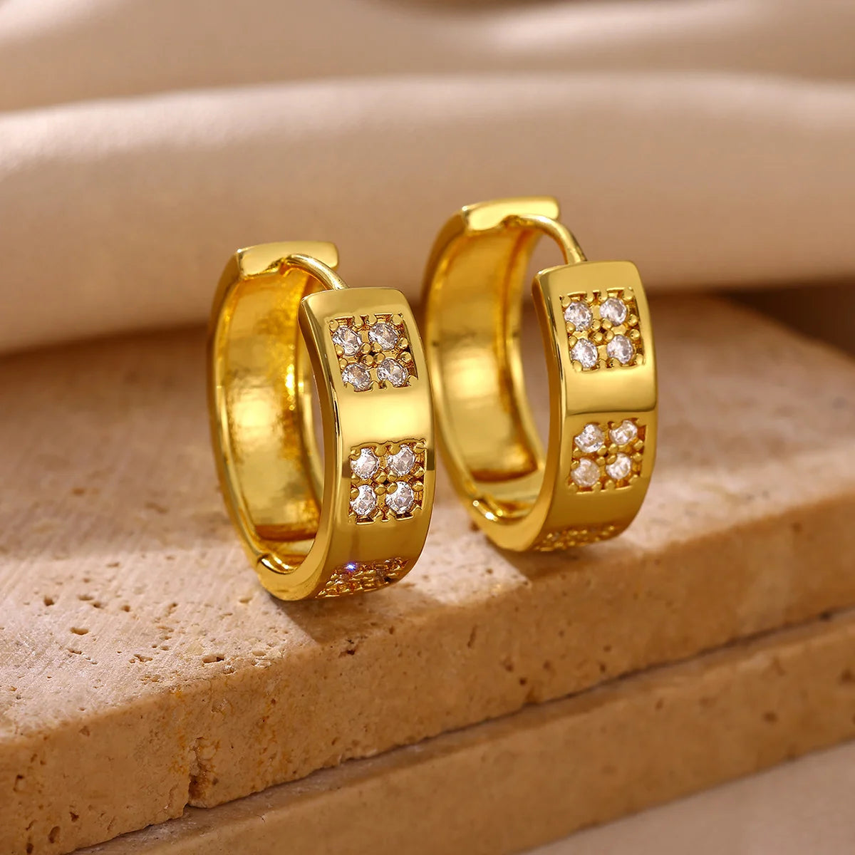 Brincos de Argola Quadrada Imperial - Banhado a Ouro 18K com Zircónias