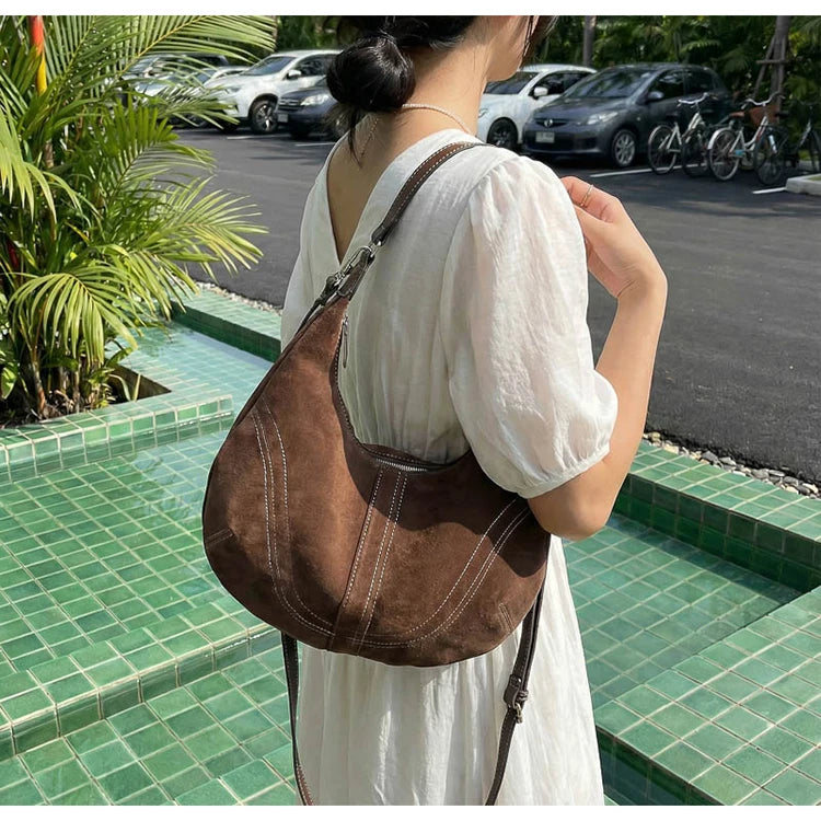 Mala Hobo Suede Stitch - Design de Costuras Retrô em Camurça Soft Versátil