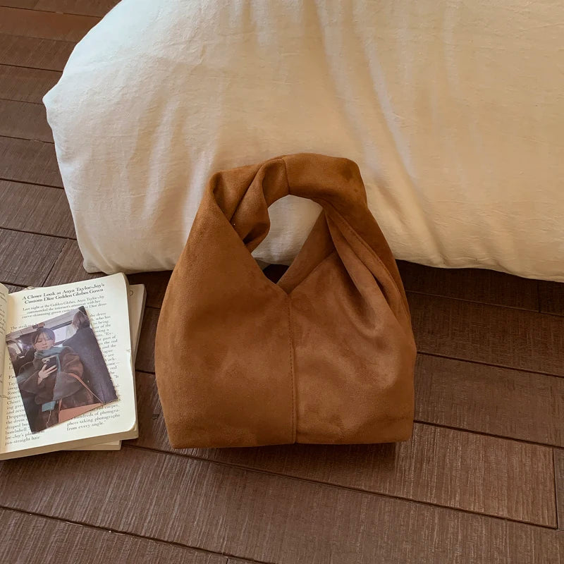 Mala Underarm Suede Petit - Silhueta Slouchy Compacta em Camurça Aveludada