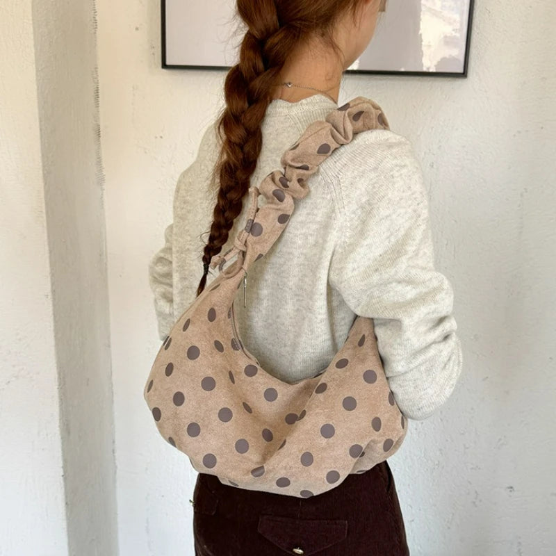 Mala Dumpling Suede Dot - Silhueta Pastel em Camurça Macia com Estampa Poá