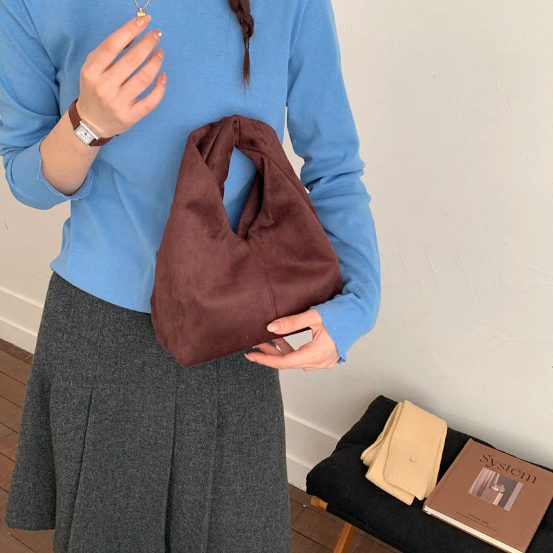 Mala Underarm Suede Petit - Silhueta Slouchy Compacta em Camurça Aveludada