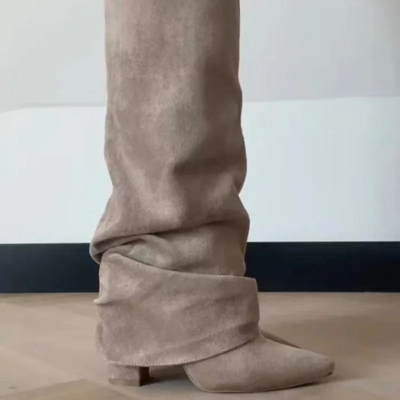 Bota Cano Alto Buckle Deluxe - Bico Fino com Detalhe de Fivela Premium