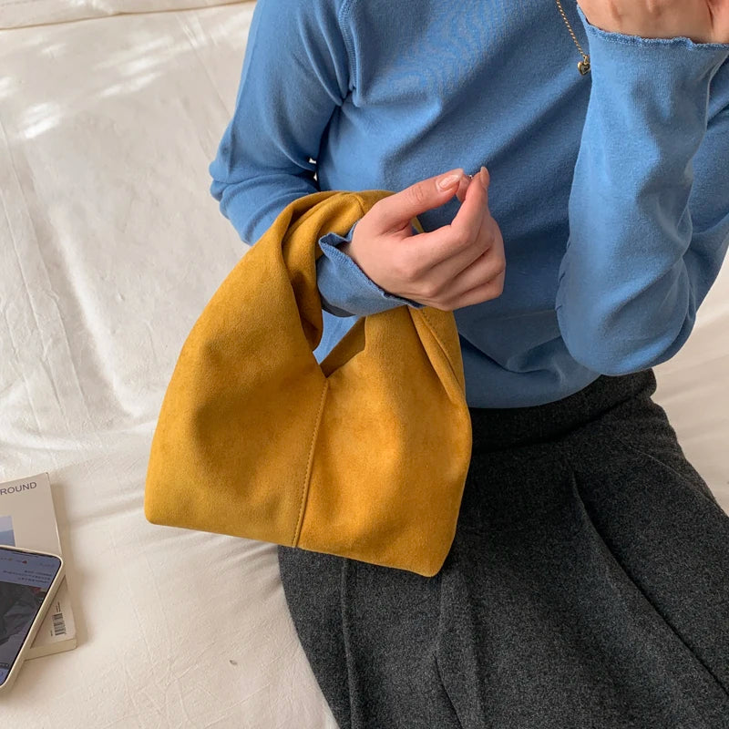 Mala Underarm Suede Petit - Silhueta Slouchy Compacta em Camurça Aveludada