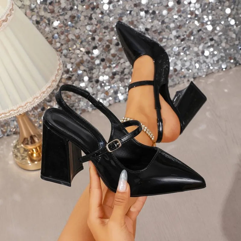 Sapato Slingback Scarlet - Silhueta Pointed Toe em Verniz com Salto Fino