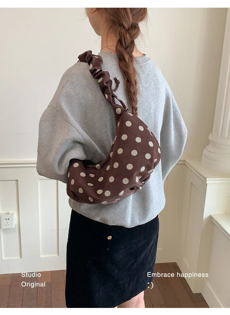 Mala Dumpling Suede Dot - Silhueta Pastel em Camurça Macia com Estampa Poá
