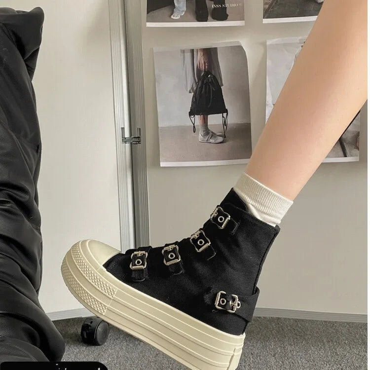Bota Canvas Retro Bold - Salto Tratorado com Fivela Vintage em Lona Premium