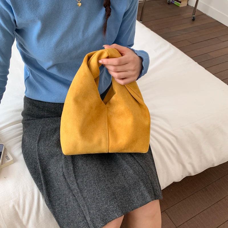 Mala Underarm Suede Petit - Silhueta Slouchy Compacta em Camurça Aveludada