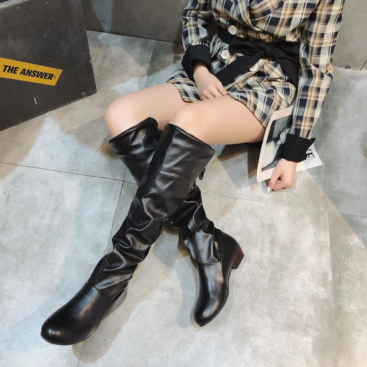 Bota Cano Alto Scarlet Pleated - Design Plissado com Salto Bloco Baixo Confort