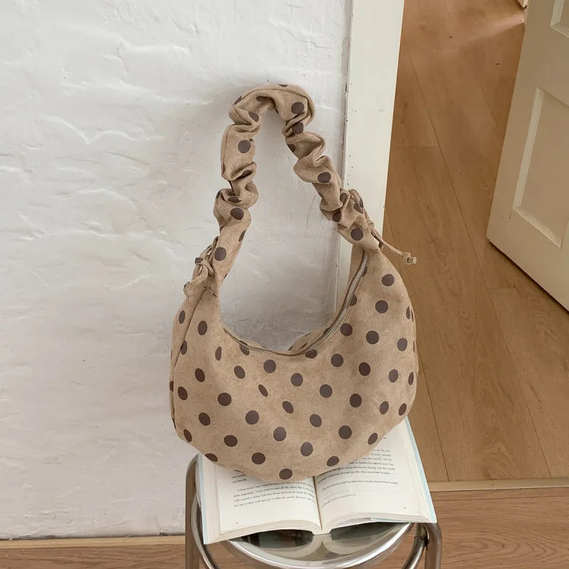 Mala Dumpling Suede Dot - Silhueta Pastel em Camurça Macia com Estampa Poá