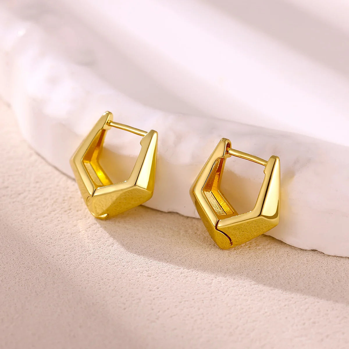 Brincos Huggies Facetados Losango - Design Geométrico Banhado a Ouro