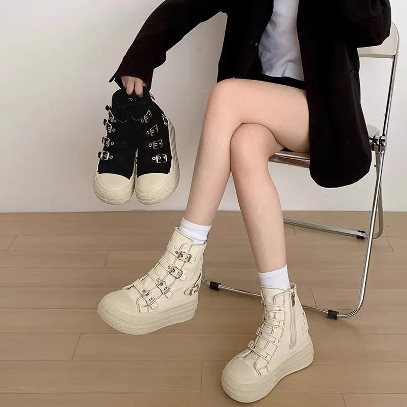 Bota Canvas Street Heritage - Design Cano Alto em Lona Premium com Fivelas Góticas