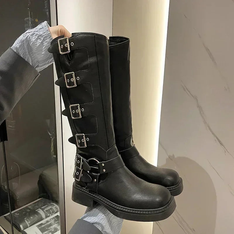 Bota Cano Alto Combat Shadow - Design Plataforma com Fivelas de Alta Moda