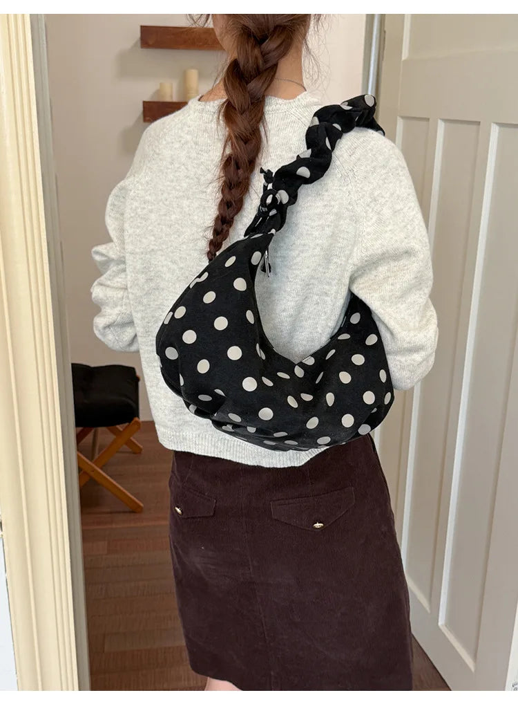 Mala Dumpling Suede Dot - Silhueta Pastel em Camurça Macia com Estampa Poá