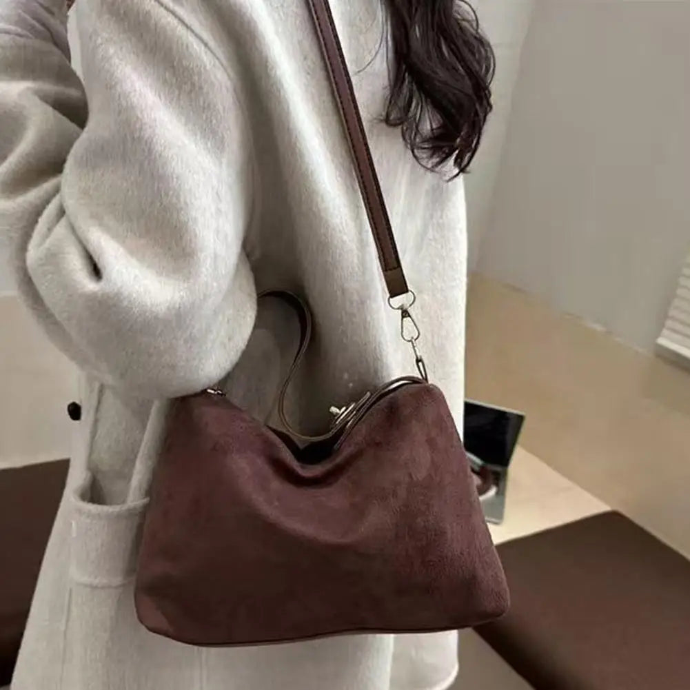 Mala Underarm Suede Classique - Silhueta de Axila Minimalista com Acabamento Fosco