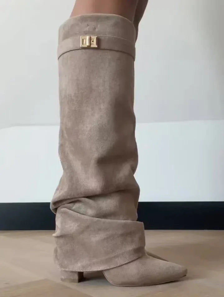 Bota Cano Alto Buckle Deluxe - Bico Fino com Detalhe de Fivela Premium