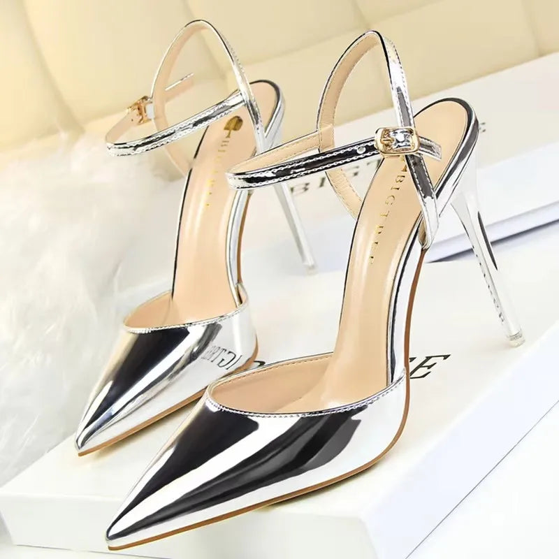 Sandália Stiletto Gala - Tiras Finas em Verniz com Salto Agulha de Grife