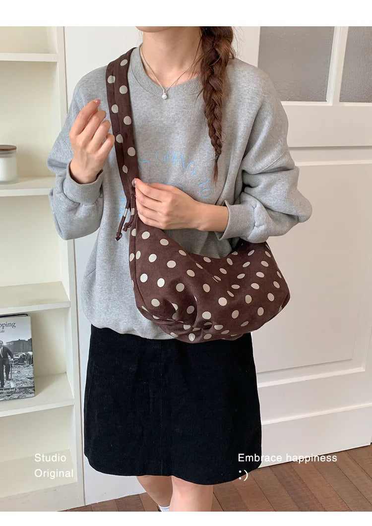 Mala Dumpling Suede Dot - Silhueta Pastel em Camurça Macia com Estampa Poá