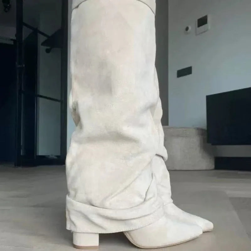 Bota Cano Alto Buckle Deluxe - Bico Fino com Detalhe de Fivela Premium
