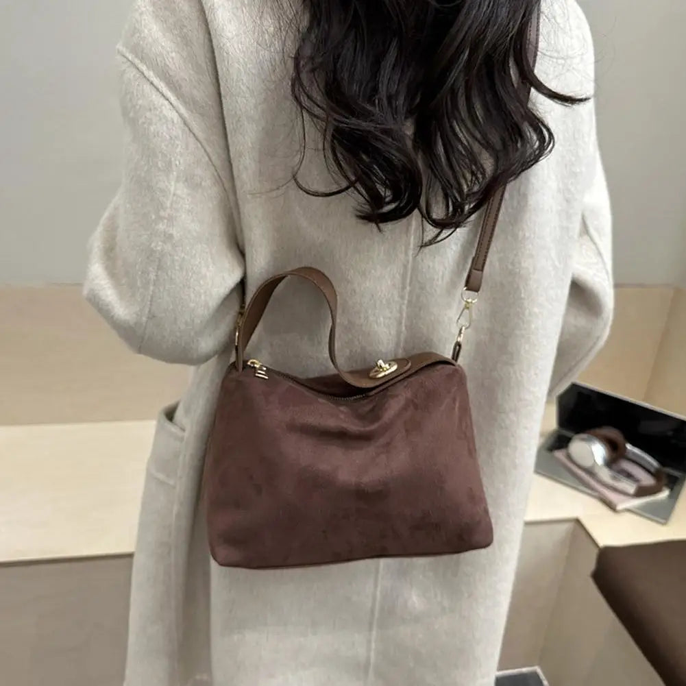 Mala Underarm Suede Classique - Silhueta de Axila Minimalista com Acabamento Fosco