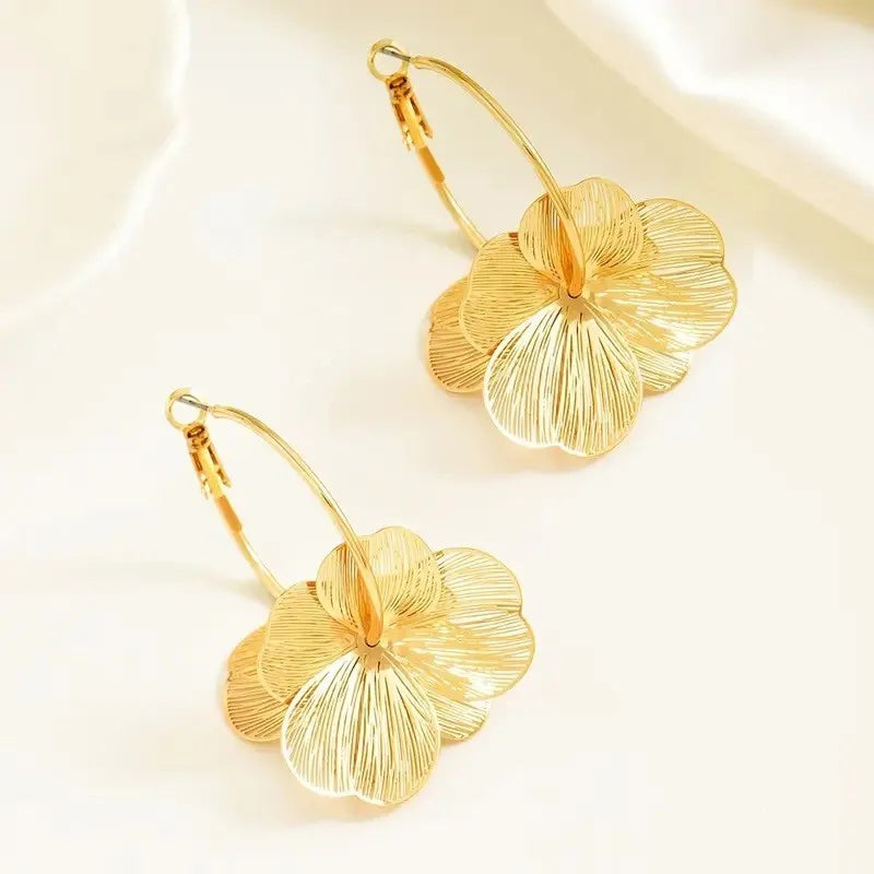 Brincos de Argola Vintage Blossom - Design Duplo com Flores Vazadas