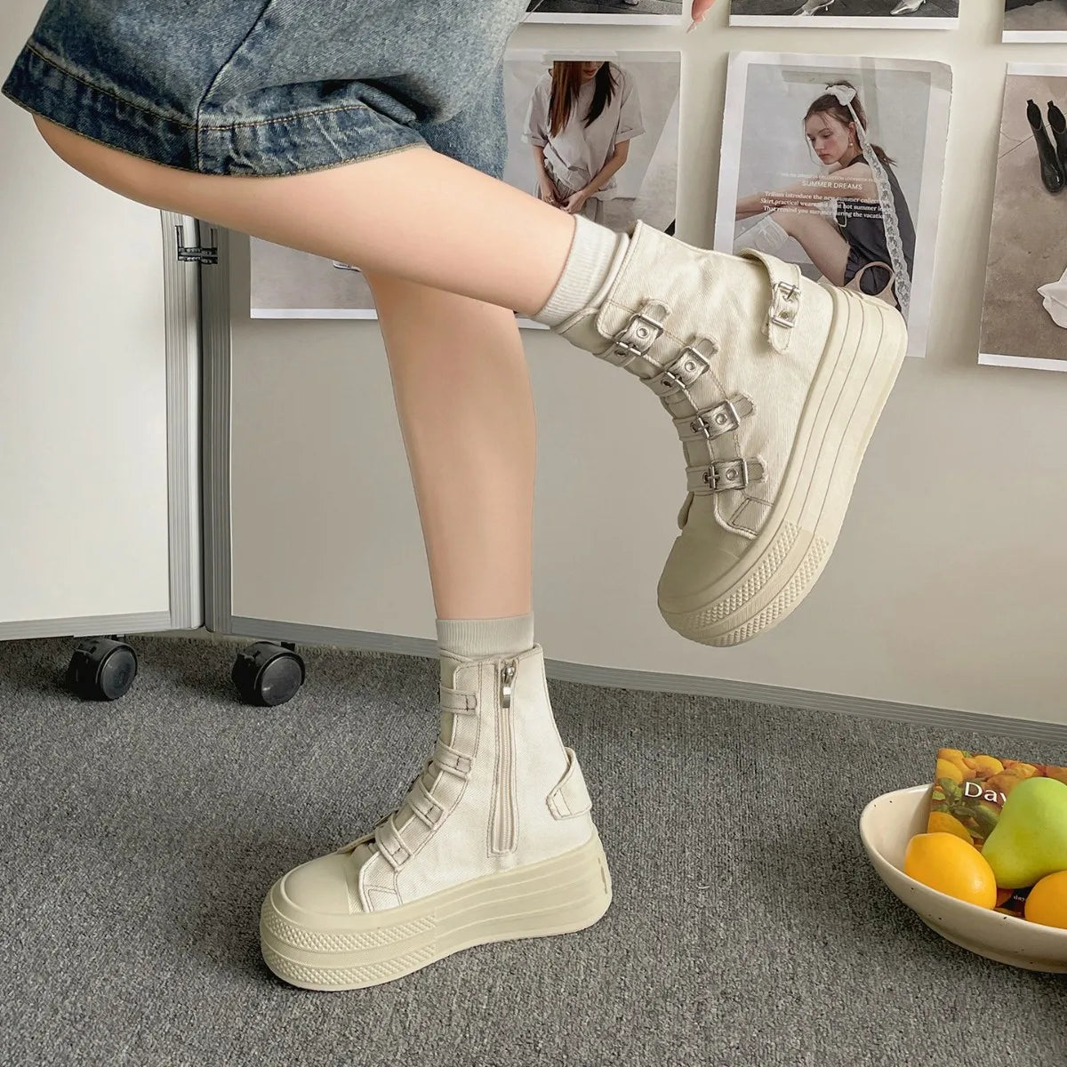 Bota Canvas Retro Bold - Salto Tratorado com Fivela Vintage em Lona Premium