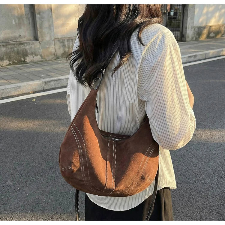 Mala Hobo Suede Stitch - Design de Costuras Retrô em Camurça Soft Versátil
