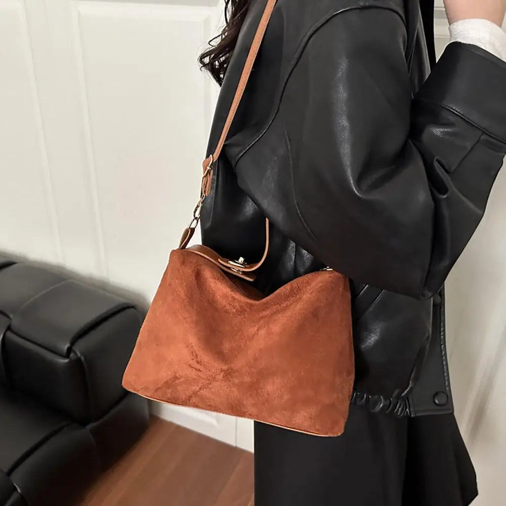 Mala Transversal Suede Vintage - Alça Regulável com Ferragens de Grife em Camurça Soft