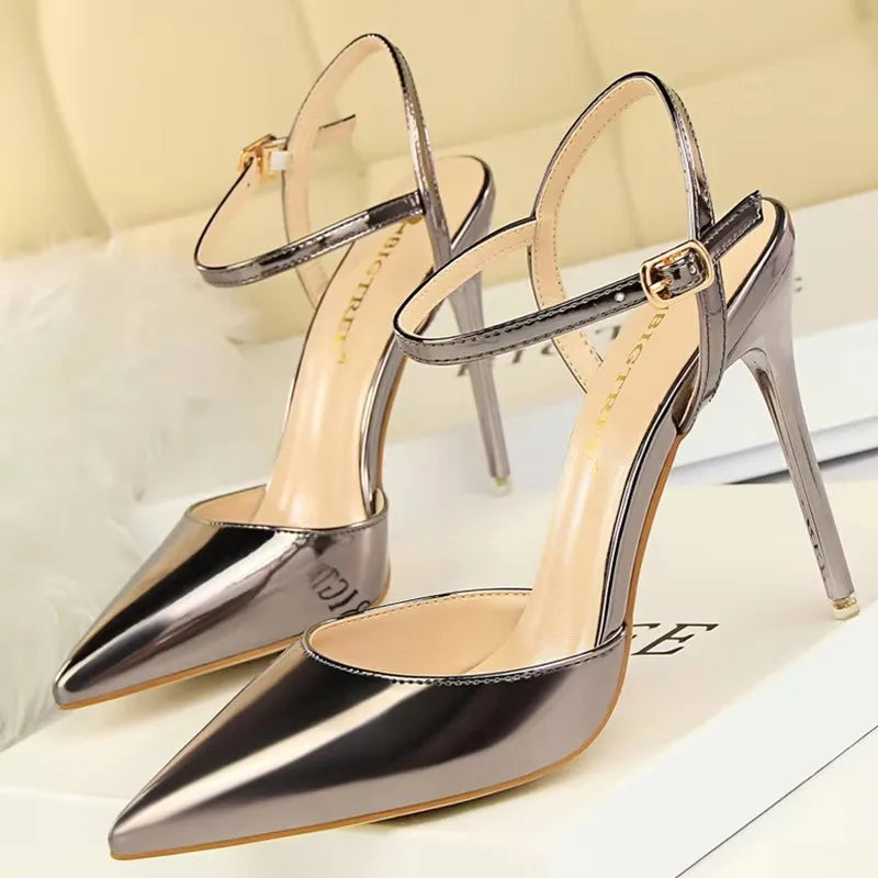 Sandália Stiletto Gala - Tiras Finas em Verniz com Salto Agulha de Grife
