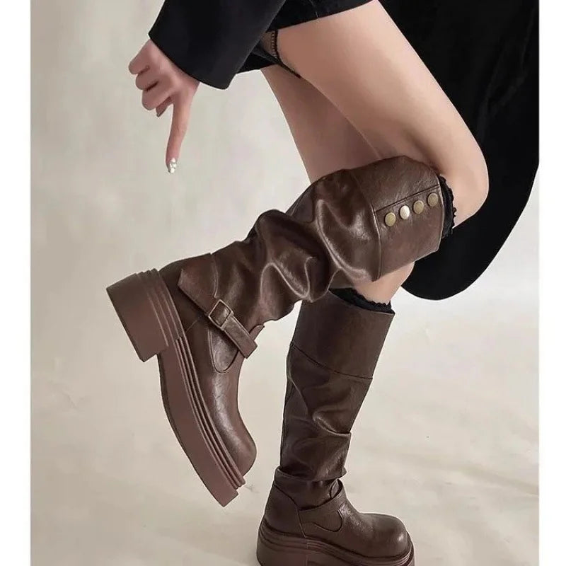 Bota Cano Alto Biker Deluxe - Design Tratorado com Fivelas de Grife