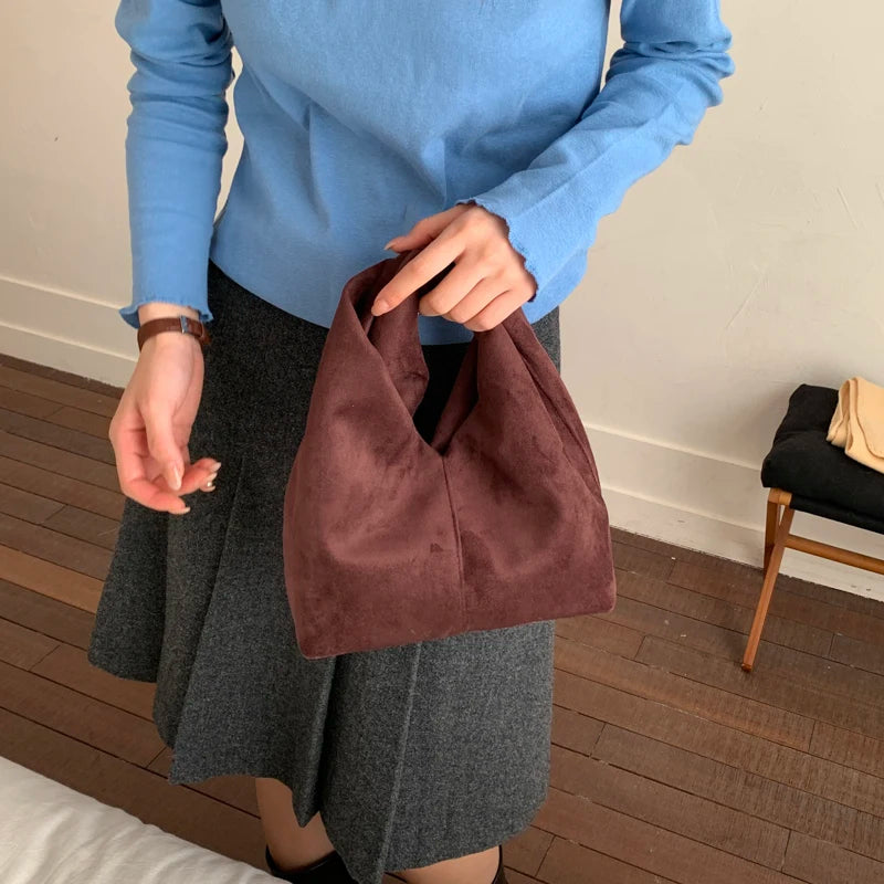 Mala Underarm Suede Petit - Silhueta Slouchy Compacta em Camurça Aveludada