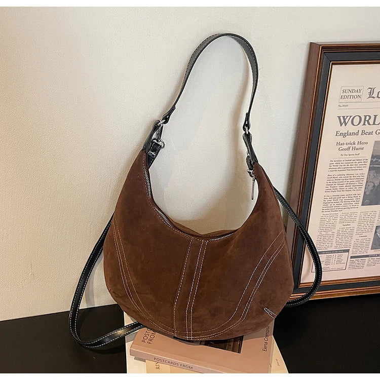 Mala Hobo Suede Stitch - Design de Costuras Retrô em Camurça Soft Versátil