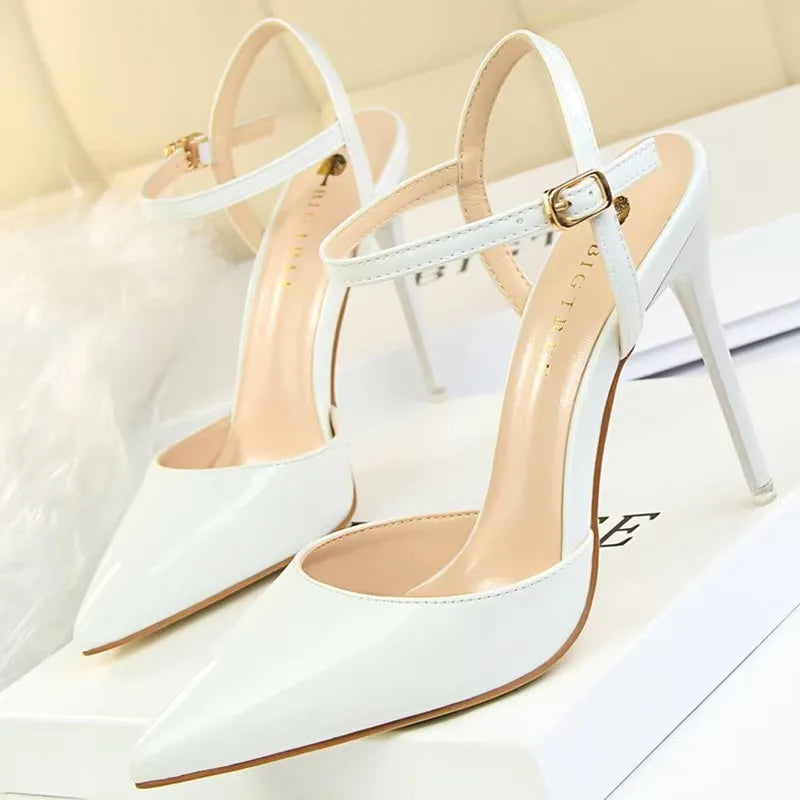 Sandália Stiletto Gala - Tiras Finas em Verniz com Salto Agulha de Grife
